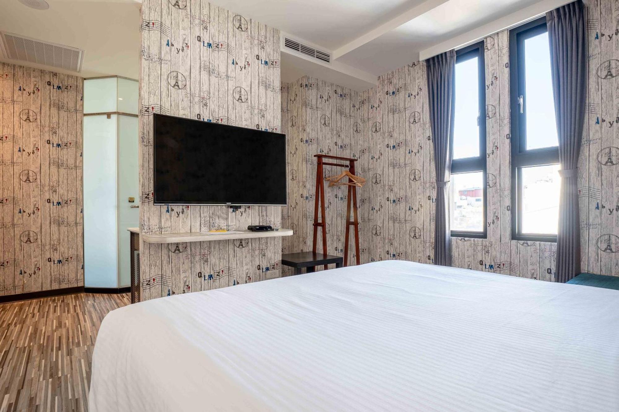 Check Inn Taichung Ziyou Exterior photo