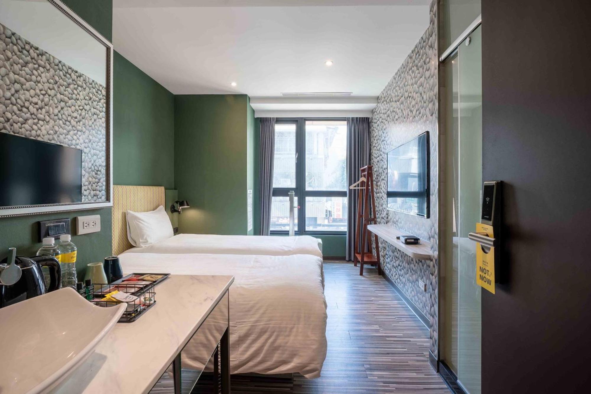 Check Inn Taichung Ziyou Exterior photo