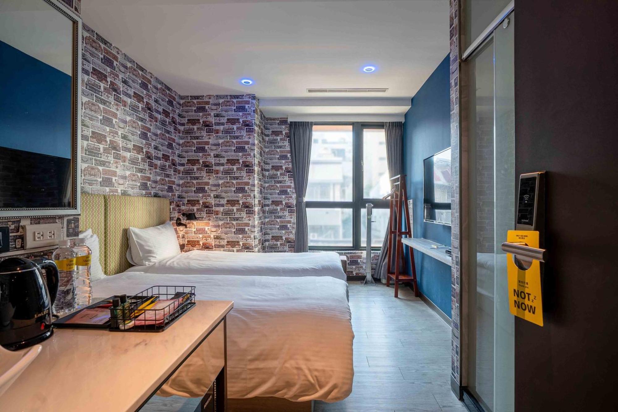 Check Inn Taichung Ziyou Exterior photo