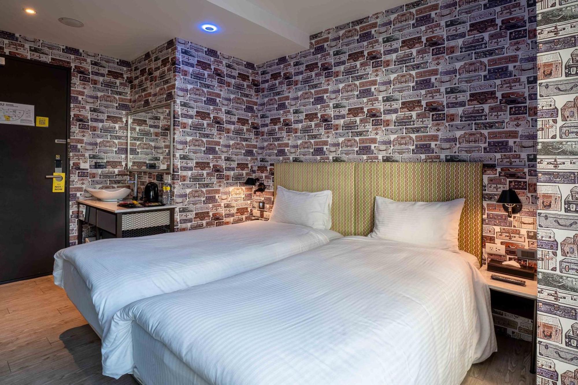 Check Inn Taichung Ziyou Exterior photo