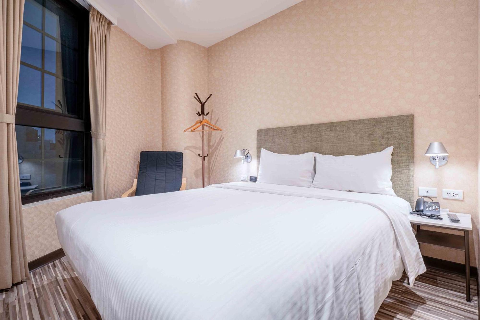 Check Inn Taichung Ziyou Exterior photo