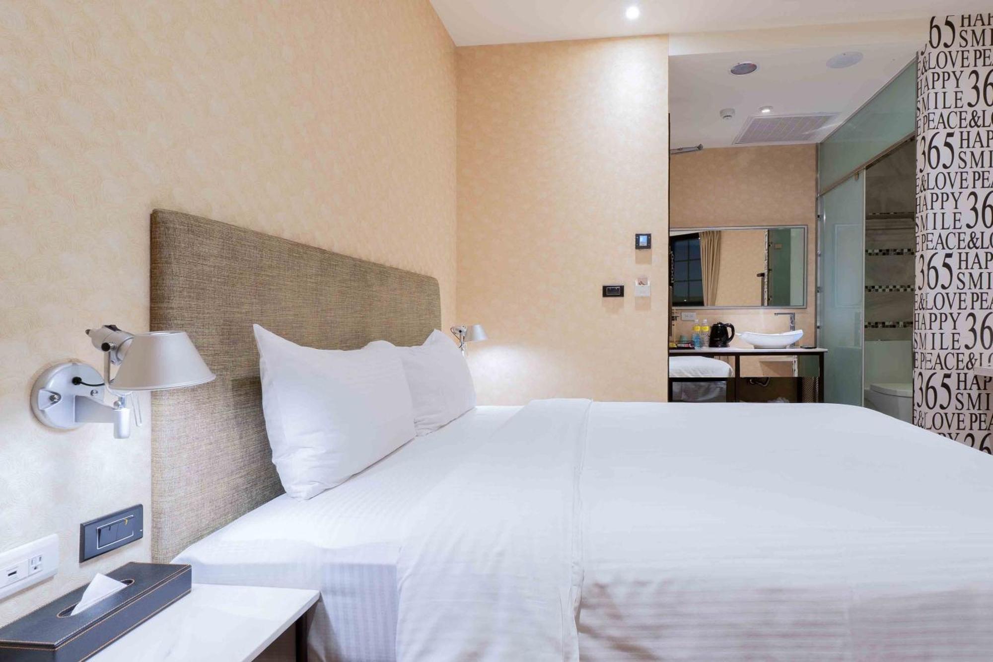 Check Inn Taichung Ziyou Exterior photo
